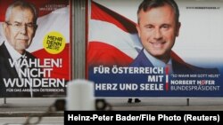 Afișe electorale austriece: Alexander Van der Bellen (stînga): „Votați, nu vă mirați!”, și Norbert Hofer: „Pentru Austria, cu inimă și suflet”.