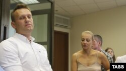 Aleksei Navalny dhe bashkëshortja e tij Julia gjatë dëgjimit të sotëm në një gjykatë në Moskë