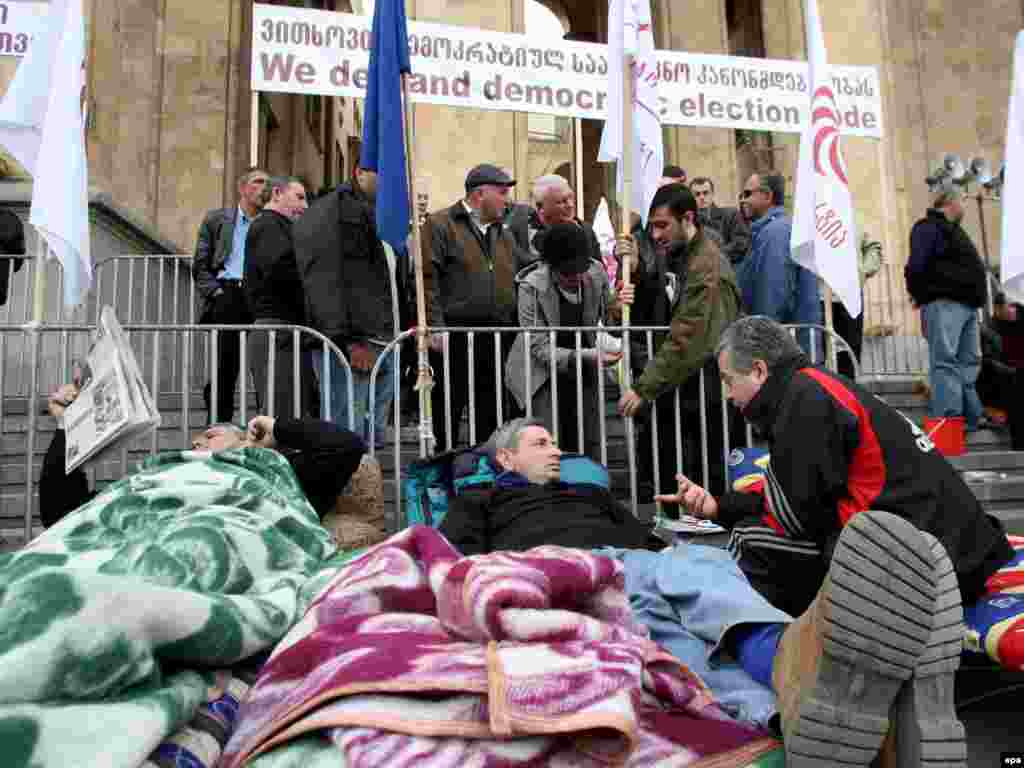 Голодающие у стен парламента Грузии, 10 марта 2008