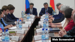 Помощник президента РФ Владислав Сурков и президент Южной Осетии Анатолий Бибилов председательствуют на заседании правительства 