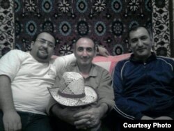 Cəlil Cavanşir (solda) yazar dostları Murad Köhnəqala (ortada) və Şərif Ağayarla