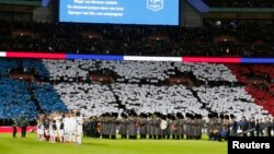 Uembli stadionunun tribunalarında ingilis azarkeşlər fransız Marselyezini oxuyublar