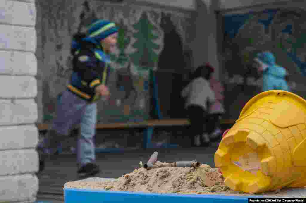 Дети играют на площадке в Марьинке