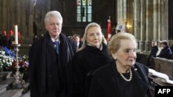 Fostul președinte american Bill Clinton, secretarul de stat Hillary Clinton și predecesoarea sa Madeleine Albright la funerariile lui Vaclav Havel, la Praga