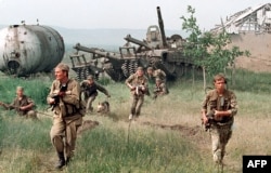 نیروهای ویژه روسیه در حمله به روستایی در چچن در مه ۱۹۹۶