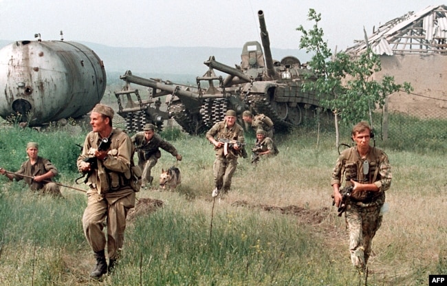 نیروهای ویژه روسیه در حمله به روستایی در چچن در مه ۱۹۹۶