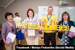 Марія Федушка (крайня зліва) та Антоніна Мегела (крайня справа) під час програми Liberal Arts для вчителів від Української академії лідерства в Києві