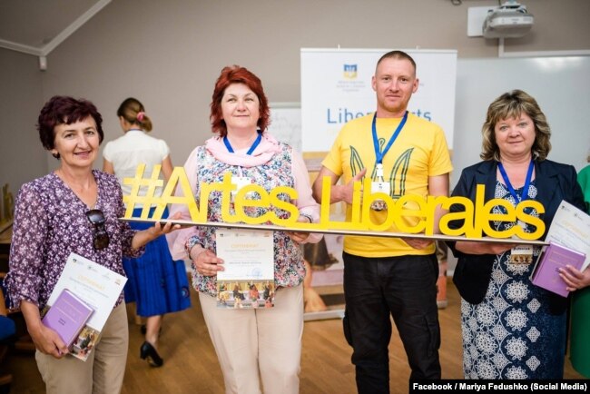 Марія Федушка (крайня зліва) та Антоніна Мегела (крайня справа) під час програми Liberal Arts для вчителів від Української академії лідерства в Києві