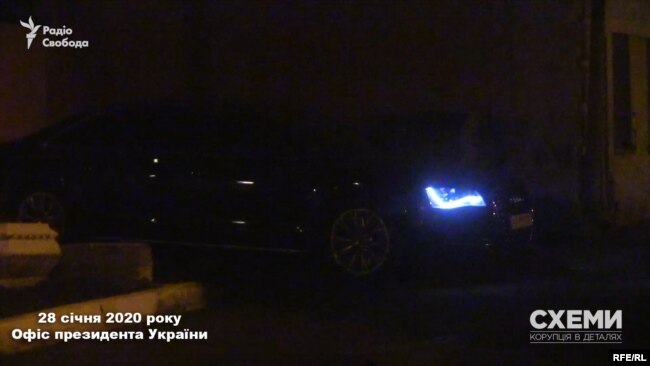 28 січня близько 17:30 журналісти помітили в арці біля бокового заїзду в ОП авто, яким користується Тищенко