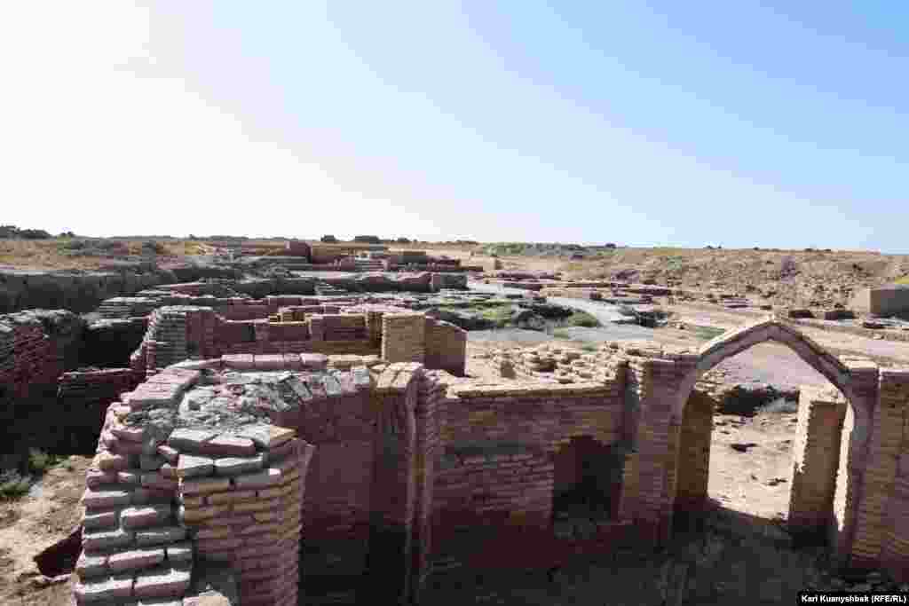 Сауранның археологиялық қазба жұмыстары жүргізілген бөлігі. Суретте археологтар қалпына келтіруге тырысқан ғимараттардың бірінің аркасы да көрінеді.