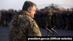 Президент Украины Петр Порошенко выступает перед военными.