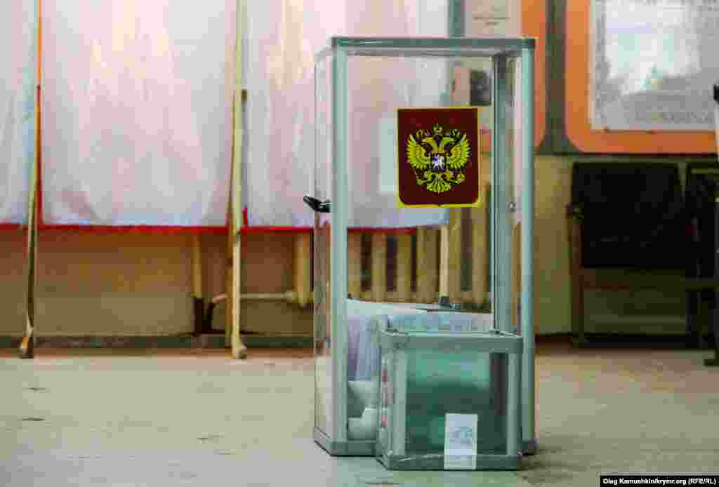 At a polling station in Simferopol, Russia&#39;s double-headed eagle has replaced the Ukrainian emblem.