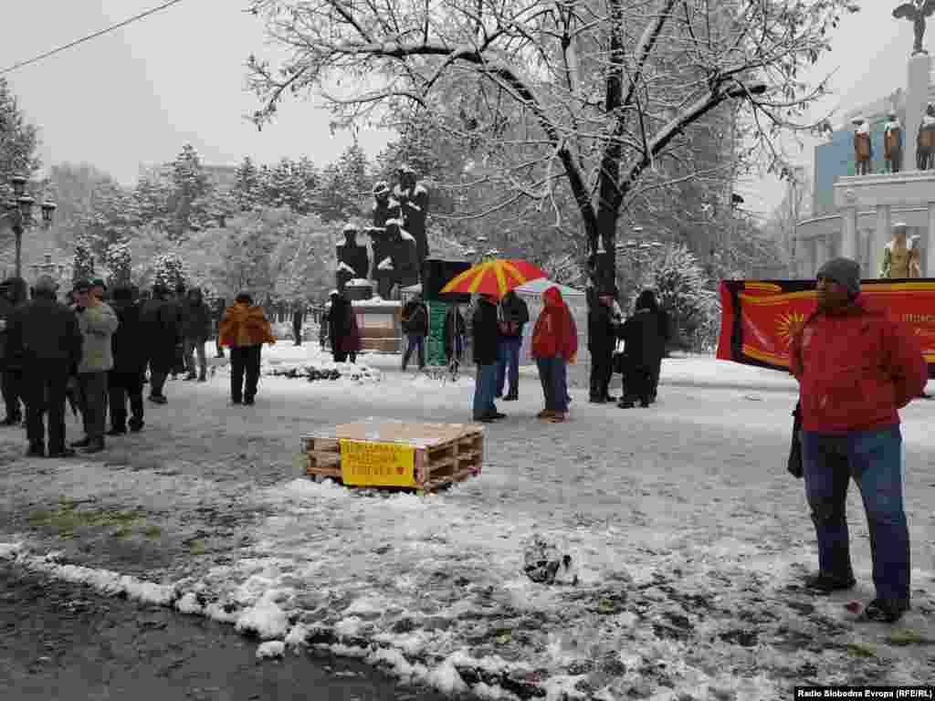 МАКЕДОНИЈА - Уште еден обид да се одржи собраниска седница за уставни измени и да се&nbsp; обезбеди мнозинство. Пред Парламентот повторно протести.