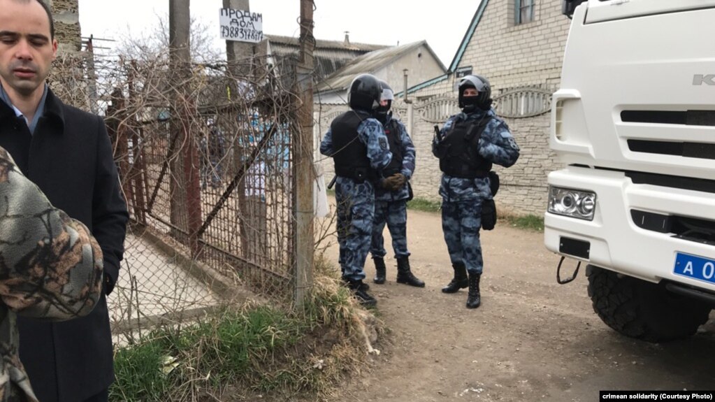 По заявлению силовиков, следственные действия проводятся в рамках уголовных дел против нескольких жителей Крыма, подозреваемых в участии в деятельности запрещенной в России религиозной организации «Хизб ут-Тахрир»