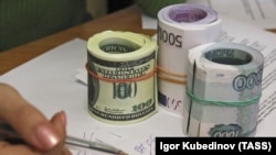 Доллар, евро, рубль.