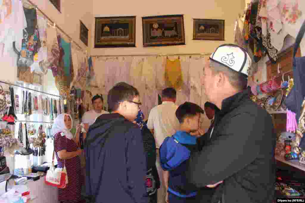 Люди в одном из сувенирных магазинов на территории мавзолея.