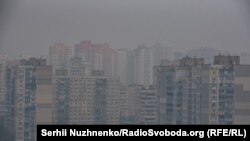 Задимлений Київ за забрудненням повітря опинився на першій сходинці рейтингу серед великих міст світу. На фото мікрорайон Позняки, квітень 2020 року