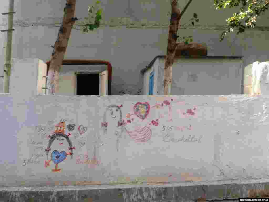 Aşgabatda ýüzüne grafitti çekilen diwar