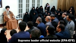 Иранның жоғары рухани басшысы аятолла Әли Хаменеи (сол жақта) Иран-Ирак соғысы құрбандары мен соғыстан зардап шеккендердің жанұясымен кездесіп отыр. 2 қаңтар 2018 жыл.