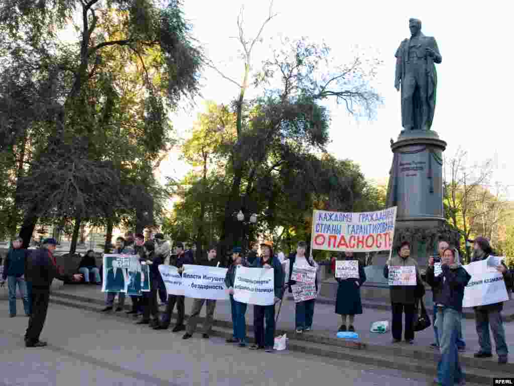 Представители ингушской диаспоры, правозащитники и обычные граждане собрались 26 сентября у памятника Грибоедову на митинг против похищения ингушей в Москве.