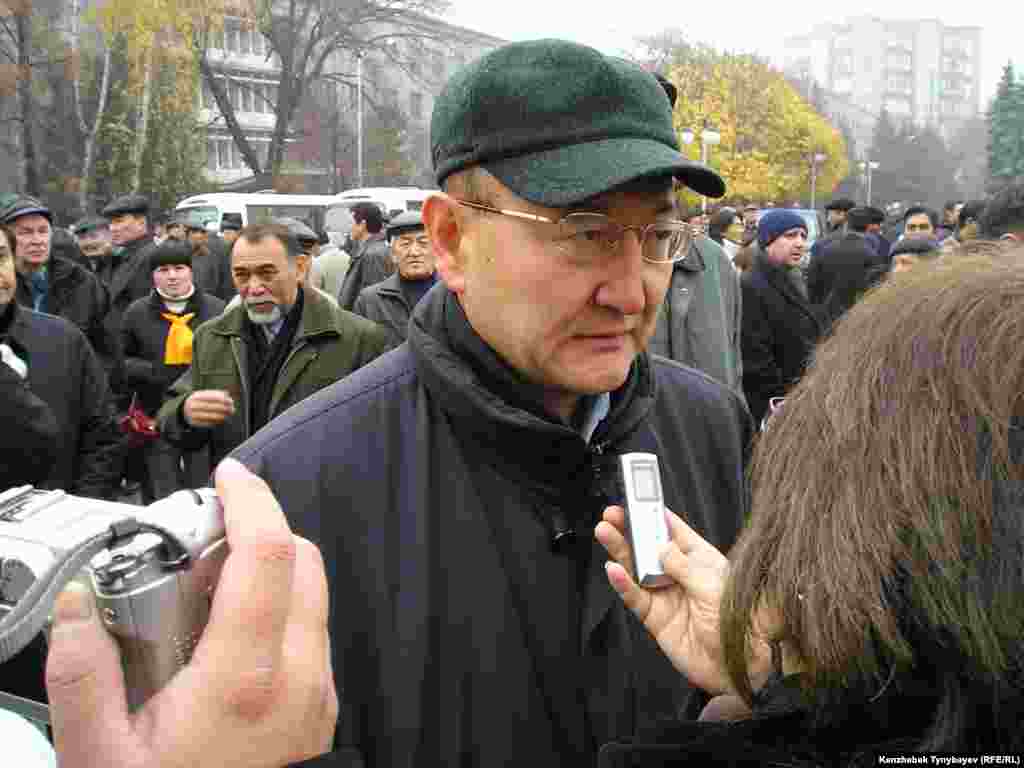 Алтынбек Сарсенбаев во время похорон оппозиционного политика Заманбека Нуркадилова. Алматы, 15 ноября 2005 года.