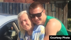 81-летняя пенсионерка Ирина Перцова с внуком Константином Туляковым в день ее обнаружения.