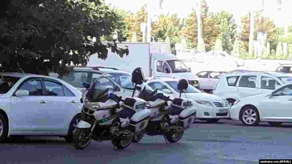 Ak reňkli awtoulaglaryň golaýynda goýlan polisiýa motosikletleri. Iýun, 2020. 