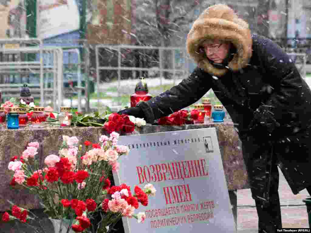 Соловецький камінь весь покритий квітами й свічками