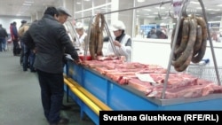 Торговый ряд с мясной продукцией на рынке в Астане. Иллюстративное фото.