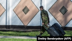 Украинский военнослужащий покидает базу в Феодосии, 24 марта 2014 года