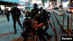 Policija privodi demonstrata, Hong Kong, 10. maj