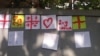 Ворота соседей олимпийского чемпиона Лаши Талахадзе в Сачхере обклеены листками с поздравлениями и нарисованными от руки флагами Грузии