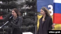 A screen grab of Pussy Riot members Nadezhda Tolokonnikova and Maria Alyokhina speaking at Peace march in Moscow on March 15