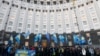 Участники "Евромайдана" у здания правительства в Киеве