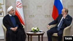 Vladimir Putin cu președintele iranian Hassan Rohani la summitul BRICS de la Ufa, la 9 iulie 2015