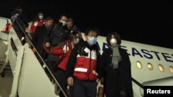 Experți chinezi coborând din avion pe aeroportul Fiumicino din Roma. Au venit nu doar să dea o mână de ajutor, dar și cu ajutoare medicale, 12 martie 2020