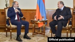 Премьер-министр Армении Никол Пашинян и президент Армении Армен Саркисян (справа)