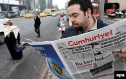 Свежий выпуск газеты "Кюмхюрриет" с перепечатанной из Charlie Hebdo карикатурой на Мохаммеда. Стамбул, 14 января