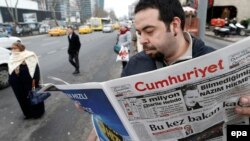 La Istanbul, ediţia ziarului turc Cumhuriyet cu o selecţie de materiale preluate din Charlie Hebdo, 14 ianuarie 2015