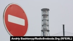 Саркофаг над зруйнованим четвертим енергоблоком Чорнобильської атомної електростанції
