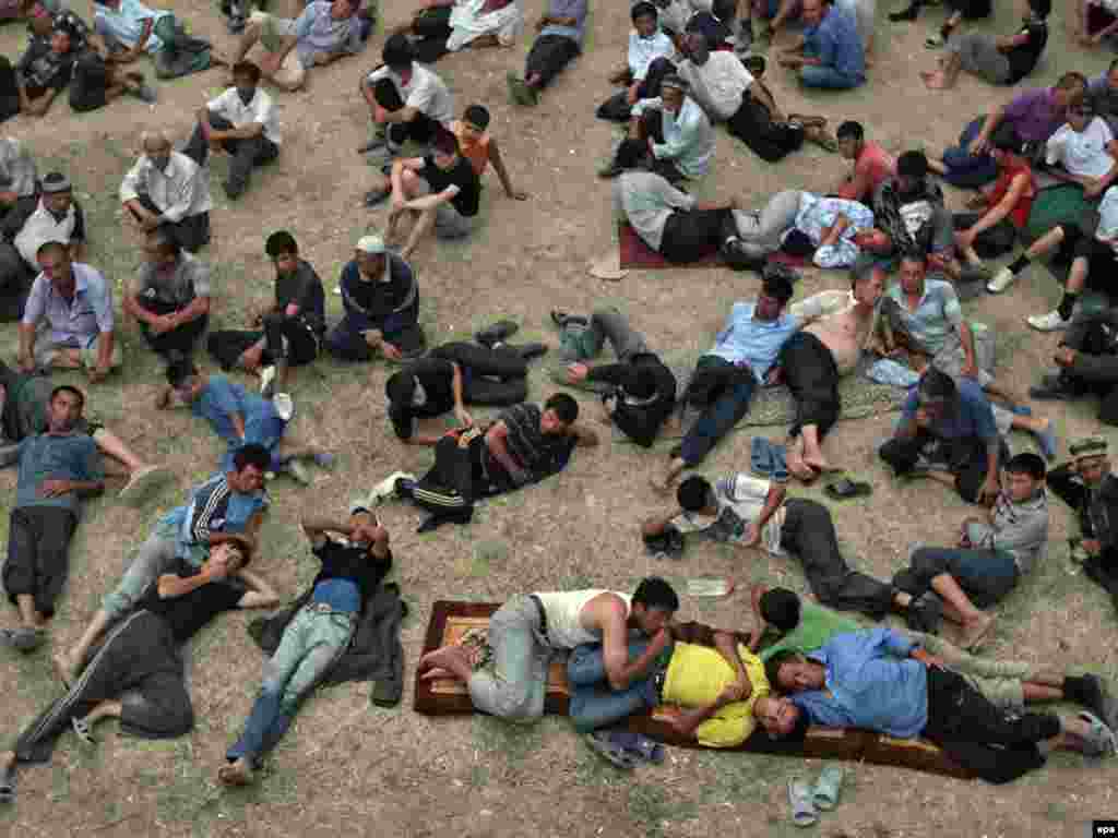 Шекараның қырғыз жағындағы босқындар лагерінде тынығып жатқан өзбек ер-азаматтары. 20 маусым 2010 жыл.