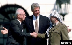 Прэм'ер-міністар Ізраілю Іцхак Рабін, прэзыдэнт ЗША Біл Клінтан і палестынскі лідэр Ясір Арафат. Вашынгтон, 1993 год