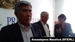 Жармахан Туякбай (слева), один из членов инициативной группы по созыву курултая.