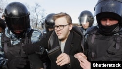 Силовики затримують учасника антикорупційної акції протесту, Москва, 26 березня 2017 року
