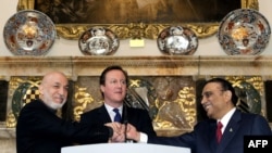 Британ премьер Дэвид Камерон (ортодо) ооган, пакистан президенттери Хамид Карзай (солдо) жана Асиф Али Зардари менен сүйлөшүүнүн соңунда, 4-февраль, 2013