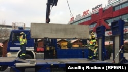 Berlin, polis Milad yarmarkası keçirilən əraziyə beton səddlər qoyur, 22 dekabr 2016