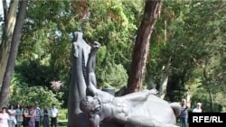Монумент махаджирам в Сухуми