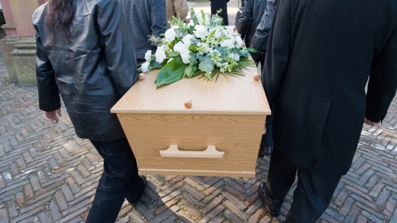 Жительница Самарской области привезла гроб с телом мужа к зданию правительства