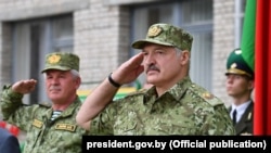 Александр Лукашенко в военной форме