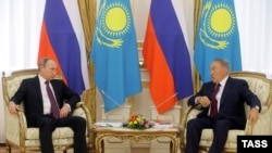 Президент России Владимир Путин и президент Казахстана Нурсултан Назарбаев (справа). Астана, 15 октября 2015 года.